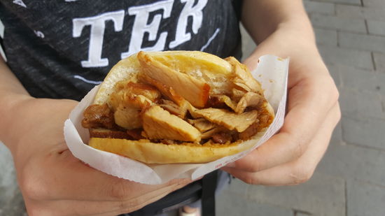So sieht es dann aus —wie ein Döner, nur kleiner—für ca 90 Cent