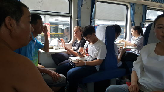 Thalia sitzt auf der anderen Seite ,mit 3 chinesischen Jungs.
Auf meiner Seite sind es immer 6 Sitze