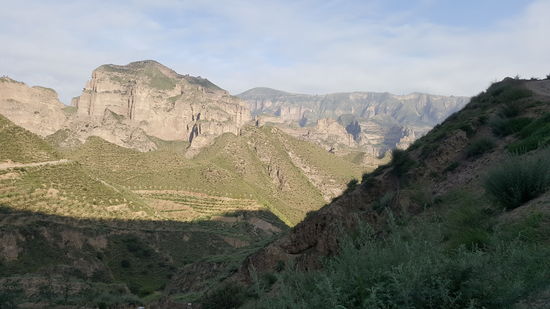 Mit dem Auto fährt man durch die atemberaubende Bergwelt