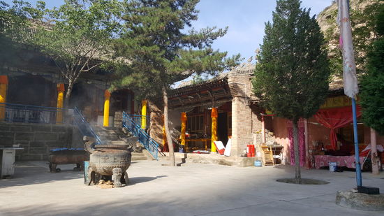 Unser Fahrer stoppt an einem Ort, in dem Stille herrscht...