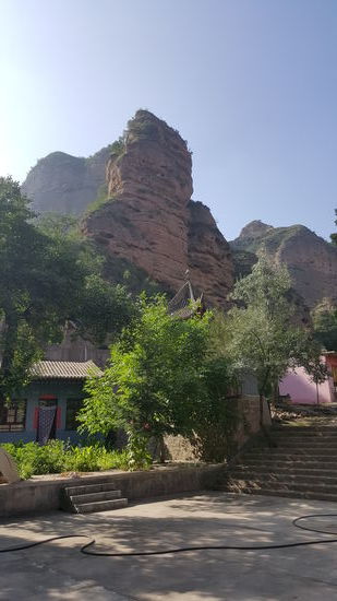 ..nur der Gesang eines Mönches ist zu hören...