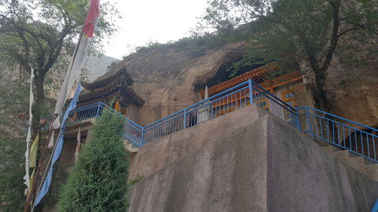 Hier sehen wir 2 kleine Tempel , die in den Felsen geschlagen sind