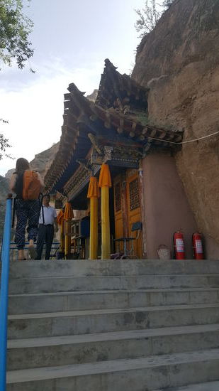 Wir gehen die Treppen hinauf und dürfen hineinschauen und die Buddhastatuen bewundern