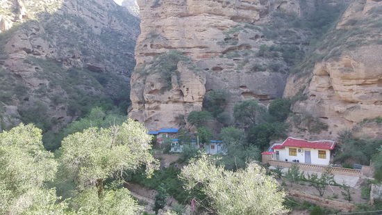 Auf der Weiterfahrt durch den Canyon sehen wir noch einige Häuser, die zur Hälfte in die Felsen gebaut sind