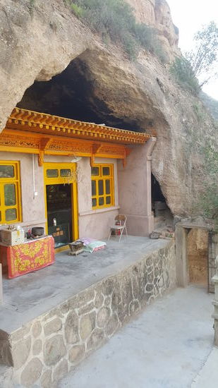 Einer der beiden Tempel des kleinen Ortes. Ein Mann begleitet uns hinauf und verneigt sich vor beiden Statuen