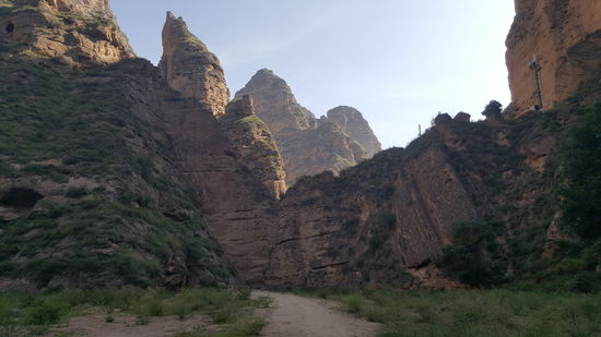 Es geht in schmalen Serpentinen bergauf und bergab. Wir müssen uns gut festhalten und versuchen mit unserem Gewicht immer unmittelbar “gegenzusteuern”