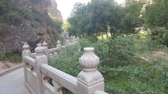 Diese Skulpturen wurden im Zeitraum vom 1600 Jahren von Bildhauern an Seilen hängend in 183 Nischen und Skulpturen in die Wände des Canyon