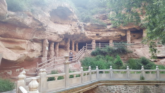 Wir gehen den Weg der Brücke entlang, alles ist wie immer supersauber und gepflegt