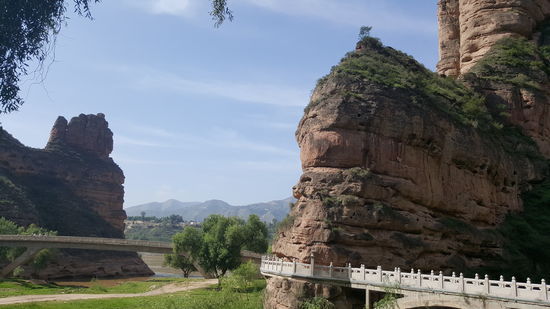 Dort hinten ist der “Gelbe Fluss”—auf ihn kann man auch die Grotten per Boot erreichen, aber dann fehlt die schöne Fahrt durch den Canyon