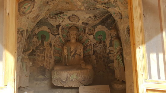 ...alle befinden sich vor bunt bemalten Höhlenwänden