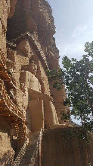 Eigentlich kann man auch die Treppen hinauf zu den oberen Höhlen gehen, aber der Zugang ist heute geschlossen. Die 2 Männer, die dort herumliefen, konnten natürlich wieder kein Englisch, so wissen wir nicht warum