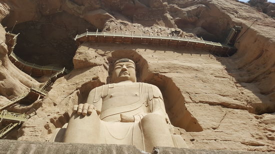 Der Star der Grotten ist diese 27m hohe sitzende “Maitreya -Statue” -der Buddha der Zukunft.