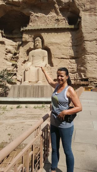 Ich lege meine Hand auf Buddhas Knie und hoffe auf Glück..