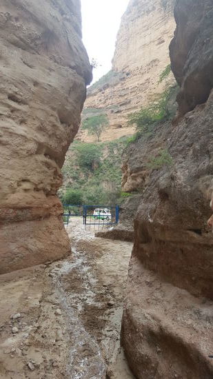 Hier ist der Eingang zwischen den Felsen, da haben sich die Tiere durchgequetscht.