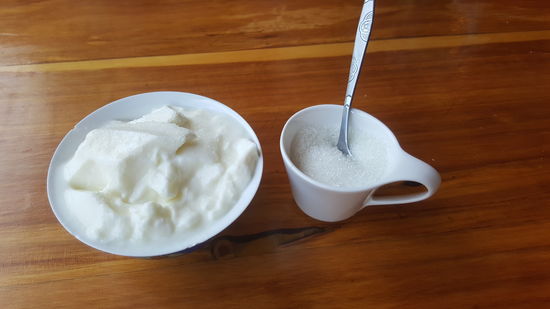 Yak-Joghurt, schmeckt wie die Dickmilch, die ich aus meiner Kindheit kenne. Wir hier auch mit Zucker serviert