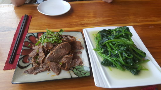 Dann haben wir uns noch Spinat und kalt aufgeschnittenes Yak-Fleisch  bestellt