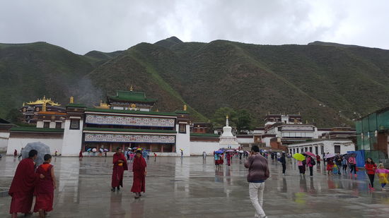 Die Anlage, überhaupt der ganze Ort ist eingekesselt von grünen Bergen