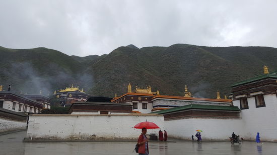 In der ganzen Menge sind wir 6 wieder die einzigen Europäer. Später gesellt sich noch ein Paar  aus den USA dazu.