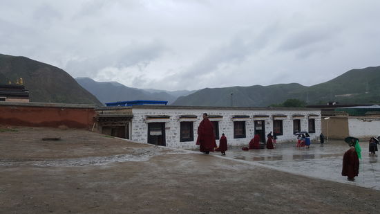 Ich glaube, hier sind die Waschräume der Mönche, jedenfalls legen sie ihre Kleidung davor ab...