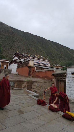 Wenn Sie rauskommen, kleiden sie sich wieder an...