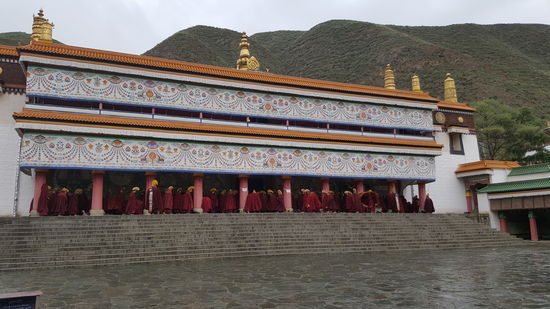 Hier ist jetzt die Zeremonie. Ein Singsang erfüllt die Luft...nach einer Weile verschwinden alle hinein und wir eilen hinterher...