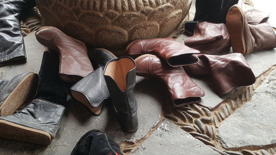 Hunderte von denselben Schuhen.. da findet doch keiner seine eigenen wieder...??