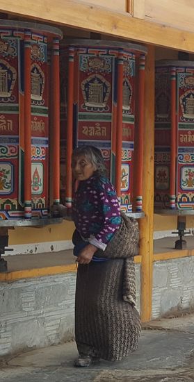 Es gibt viele hundert Meter Gebetsmühlen, die unermütlich bewegt werden