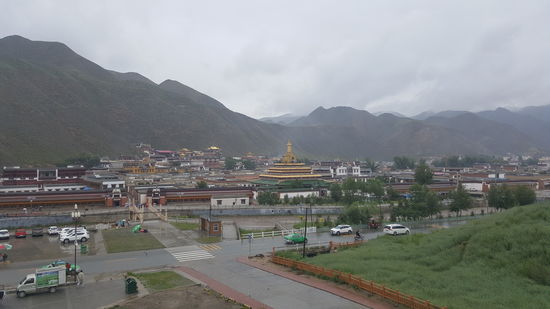 Wir besuchen noch die Plattform und haben den Blick von oben auf die Stadt Xiahe und das Kloster