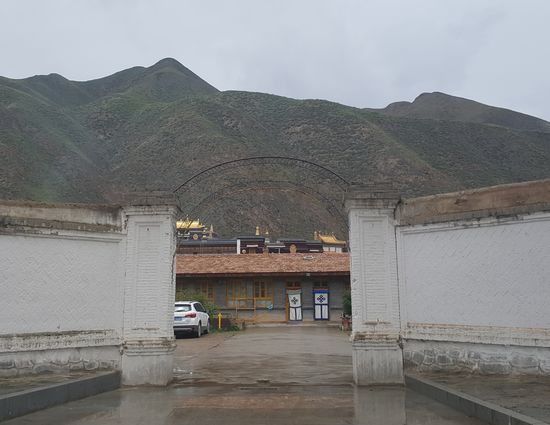 Überall Gassen, kleine Innenhöfe...wir schauen neugierig hinein und werden aber gleich wieder hinausgewiesen von den Mönchen die dort leben