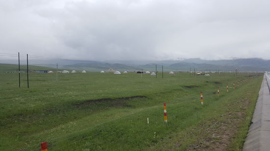 Ganz oft sehen wir solche Zeltgruppen, wie hingewürfelt—mit den typischen bunten Fahnen...