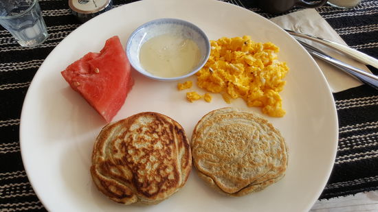 Unser Frühstück für 25 Yuan: Pancakes mit Honig und Rührei