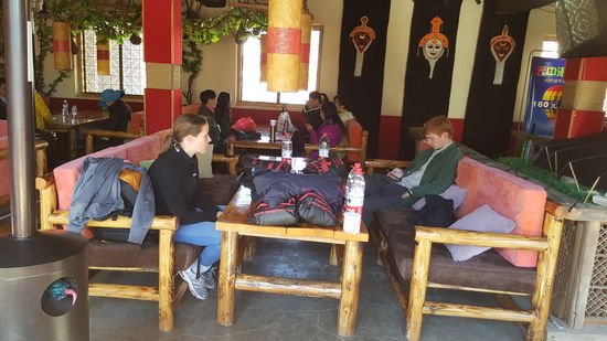 Hier sind wir im “Black tent” und warten dass es losgeht. Unsere großen Rucksäcke werden hier verstaut und unsere Wertsachen nimmt Lyie mit in ihr Büro