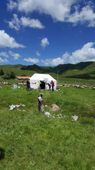 Wir werden hier von einer tibetischen Familie empfangen, die uns bekocht