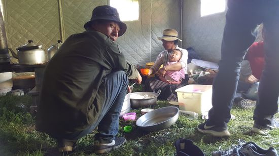 Das Baby war so schön am schlafen, aber eine der Chinesinnen hat sich fast draufgesetzt, da ist es aufgewacht