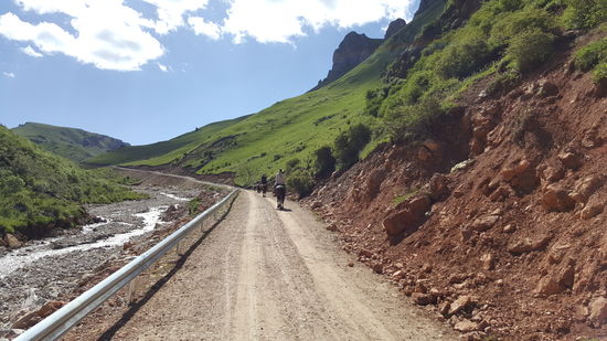 Es geht an Flüssen entlang, über Wiesen und Felder