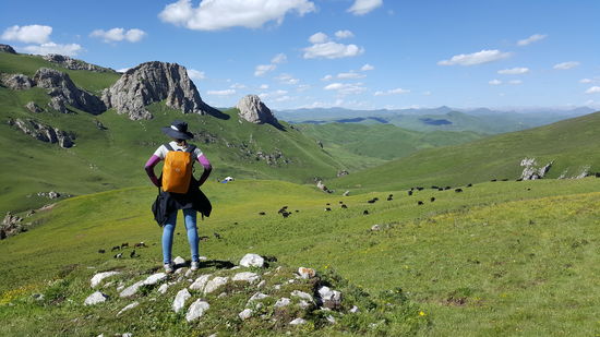 Überall sind Yaks. Wir sehen in weiterer Ferne noch mehr Zelte. Einige haben sogar ein Auto davorstehen. Und überall kommt Qualm aus den Zelten