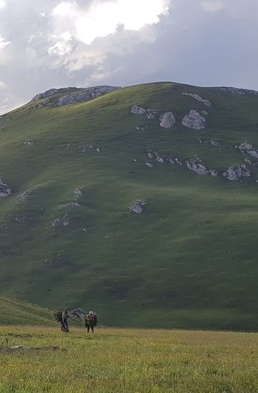 Unsere Gastgeberin kommt mit der Nachbarin zurück. Beide haben die Kiepen voll mit Sträuchern