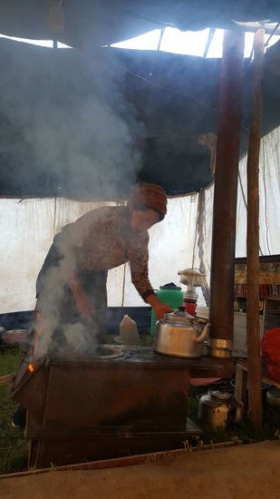 Der Ofen ist ständig an und qualmt, obwohl ein Rohr zum Abzug nach außen angebracht ist.