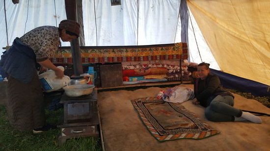 Es ist mühsam: ständig den Ofen mit Dung und Holz füttern. Das Frischwasser muß in großen Kanistern herangeschafft werden