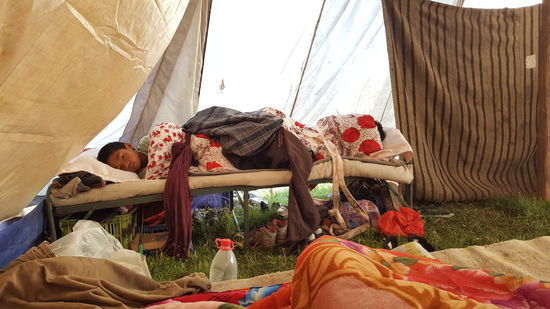 Hier schlafen die Jungs noch. Sie wurden auch noch angebunden, damit sie nicht rausrollen, oder damit die Decken nicht runterrutschen von dem schmalen Bett