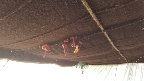 Oben unter der Decke hängt Yak-Fleisch zum Trocknen. Gersten wurde ein kleines Stück davon fürs Abendessen verwendet. Auch den Nudelteig hat sich langgezogen und in die Suppe getan.