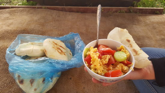 Unser Frühstück: wieder viel Gemüse mit etwas Ei und dazu Brot, was wie Stockbrot schmeckt