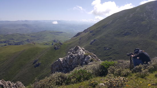Immer wieder staunen wir über die tolle Aussicht.
Wir sehen gnz viele Murmeltiere—die sind süß und knuffig—leider immer schnell und zu weit weg. Aber manchmal machen sie Männchen und schauen sich neugierig um, das sieht zu süß aus