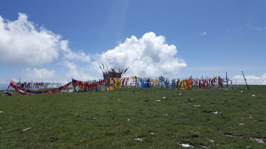 Die Spitze des Berges ist traditionell geschmückt 
Ich glaube, dies ist auch einer der 8 heiligen Berge der Tibeter, den sie 1x in ihrem Leben besteigen müssen..