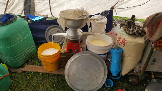 Aber erstmal wird die Milch zu Butter und Käse gemacht.
Rechts läuft die Butter raus und links Milch für Käse...?
Leider kann ich keinen fragen..