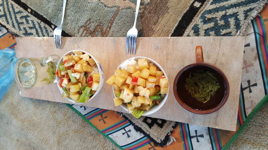 Unser Mittagessen: Gemüse, Kartoffeln, Reis und wie immer : Tee!