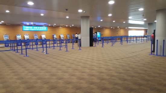 Hier an diesen Terminals werden das erste Mal Fingerbdrücke genommen. Später dann nochmal..hier bekommt man einen Zettel auf dem "ok" steht, der in den Pass gelegt wird