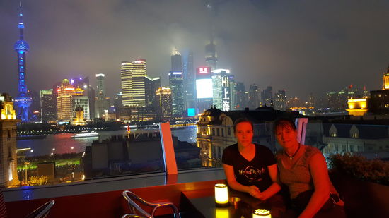 Wir essen in der schönen Bar auf der Dachterrasse des Hostels