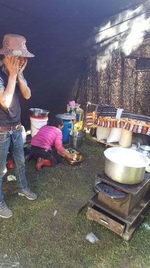 Auch hier wird die ganze Zeit Milch gekocht und wieder ohne Pause der Ofen angeheizt..