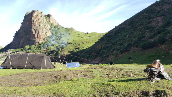 Da hinten ist unser zelt. Es ist diesmal eines komplett aus Yak-Haaren